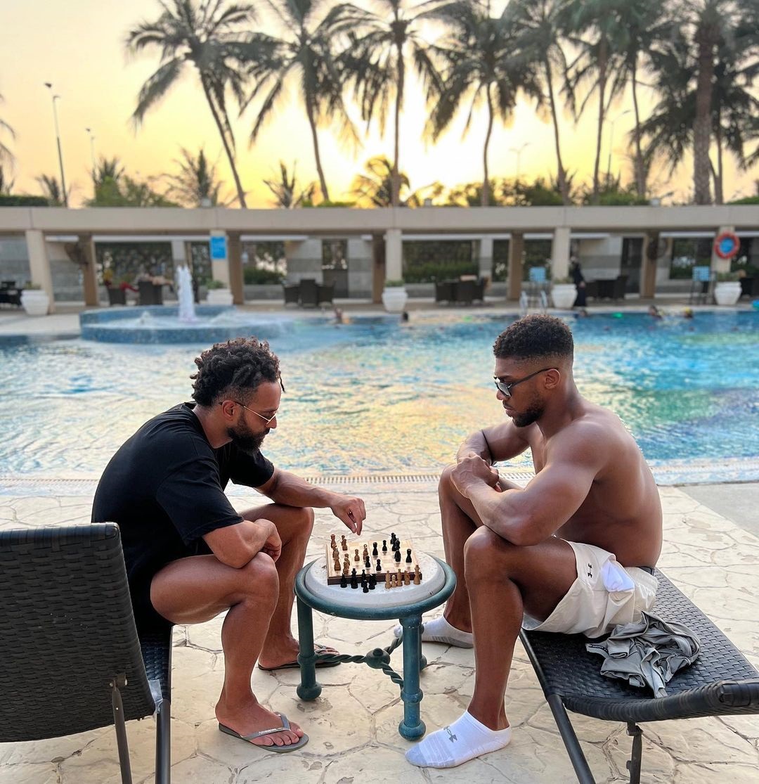 Robert Garcia, Anthony Joshua's trainer, claims Brit mentally defeated himself during Oleksandr Uzyk rematch