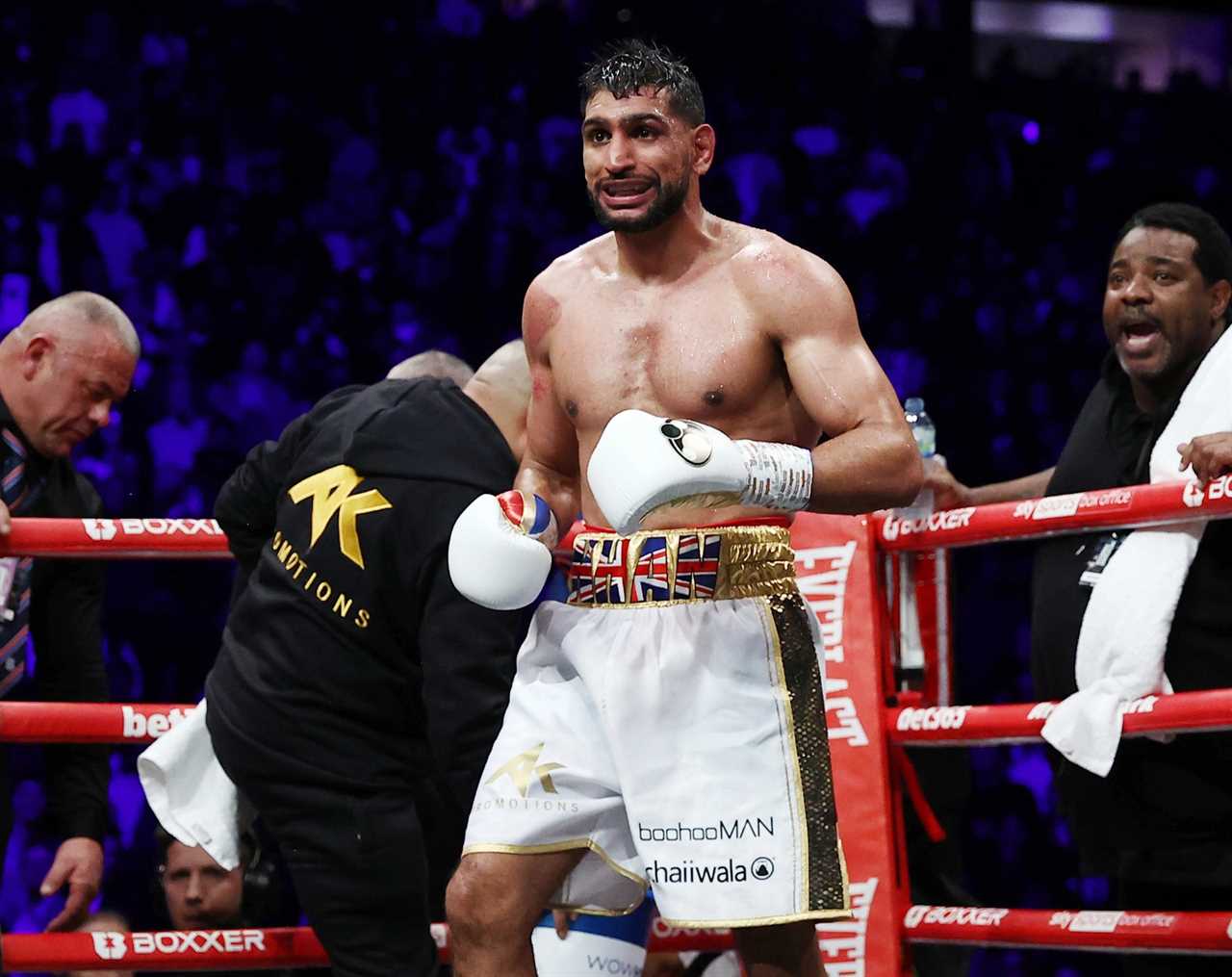 Amir Khan says he would beat Floyd Mayweather in a fight if the boxers were still in their prime.
