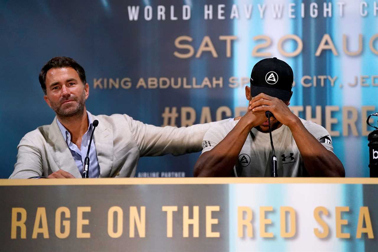 After Oleksandr Usyk's defeat, Eddie Hearn has a heated conversation with Anthony Joshua.