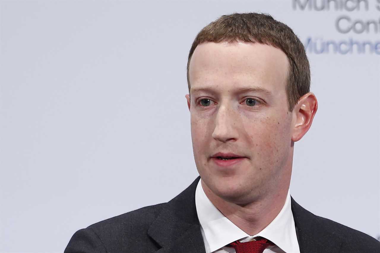 Conor McGregor hails f ****** amazing' Mark Zuckerberg. Facebook owner Mark Zuckerberg shows his MMA skills while training with UFC star.