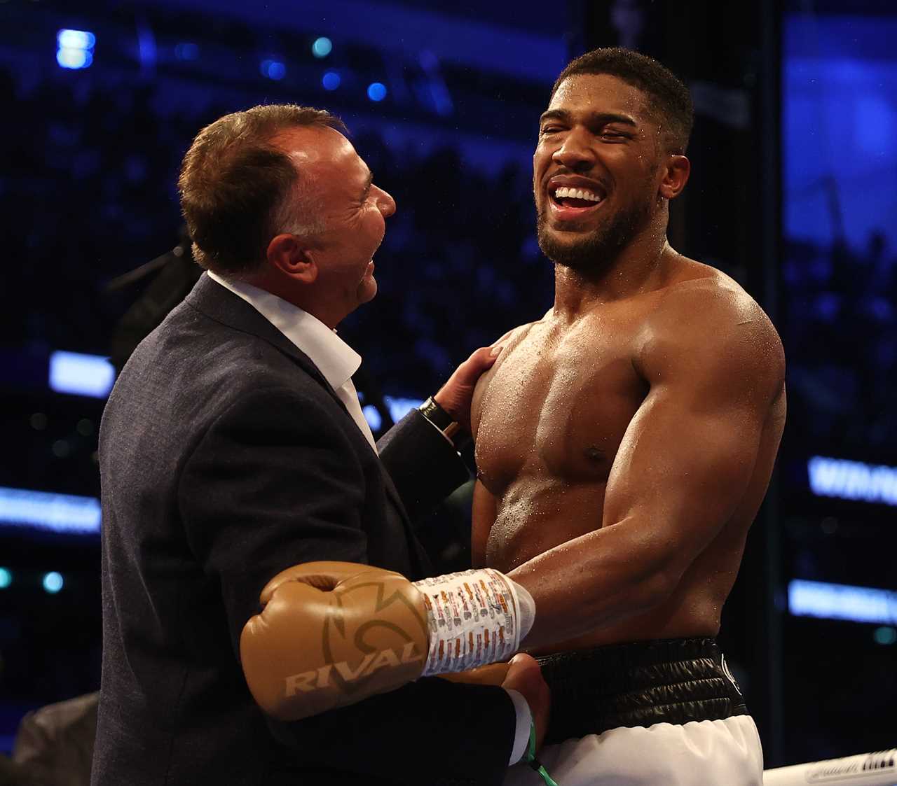 Anthony Joshua accepts Tyson Fury's offer to fight with him. This is the biggest British boxing match in history.