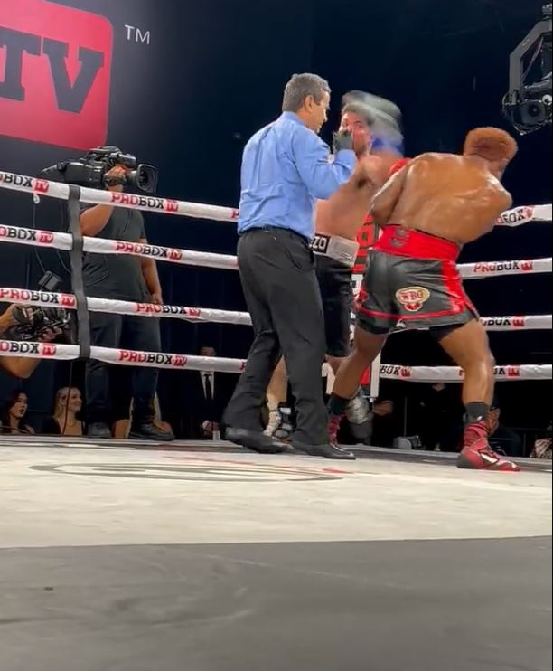 Boxer punches referee in the face, but official is calm and continues with his job
