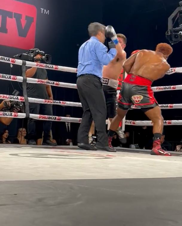 Boxer punches referee in the face, but official is calm and continues with his job