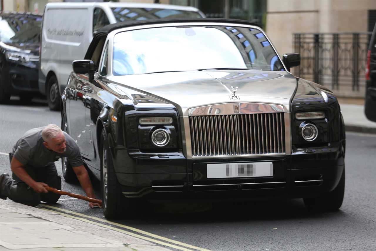 Chris Eubank drives his designer bag repeatedly while parking PS300k Rolls Royce. He then gets help from passers-by