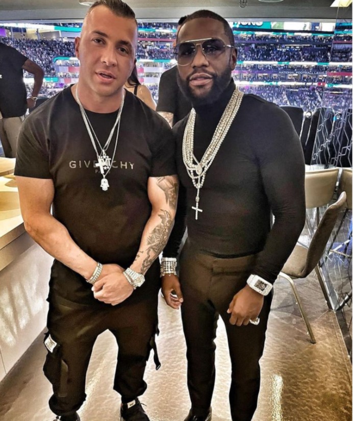 Floyd Mayweather's bodyguard will fight in Floyd Mayweather's next undercard match against MMA star who is FIVE STONE LESS