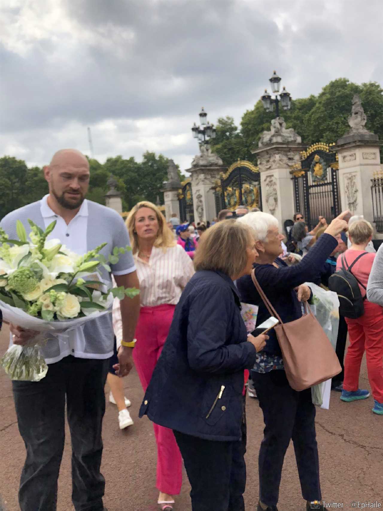Paris and Tyson Fury pay sweet tribute to the Queen by placing flowers at Buckingham Palace's gates.