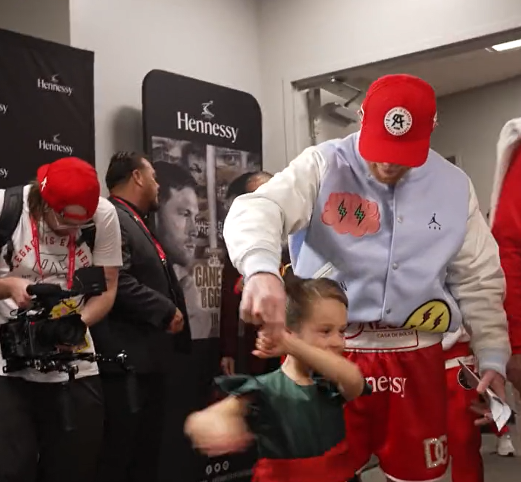 Enjoy the adorable moment Canelo's daughter, Canelo Alvarez, runs into Gennady's changing room as Gennady Golovkin wins