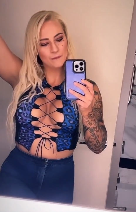 Ebanie Bridges amazes fans with her tiny, lace-up corset that she wore to take a bathroom selfie before the Canelo Vs Golovkin weigh in