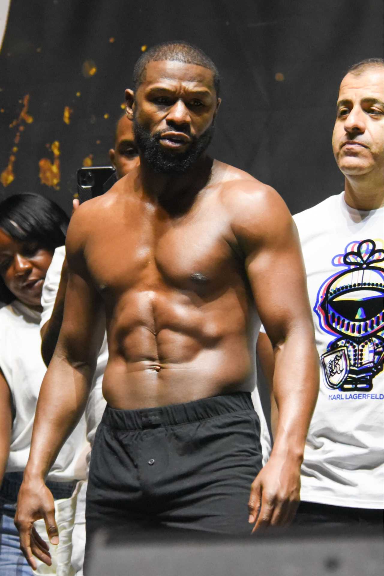 Floyd Mayweather, 45 offers Jake Paul a fight and discloses terms to place perfect boxing records against YouTuber