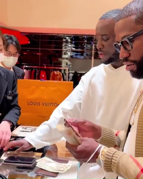 Floyd Mayweather, a billionaire, has his own money counter that he can use to assist him in his Louis Vuitton spending spree