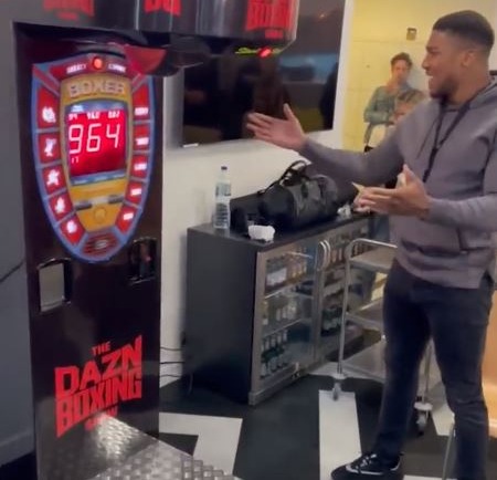You can see Anthony Joshua overcoming a punching machine challenge using a weaker hand. But how does he compare with Tyson Fury's?