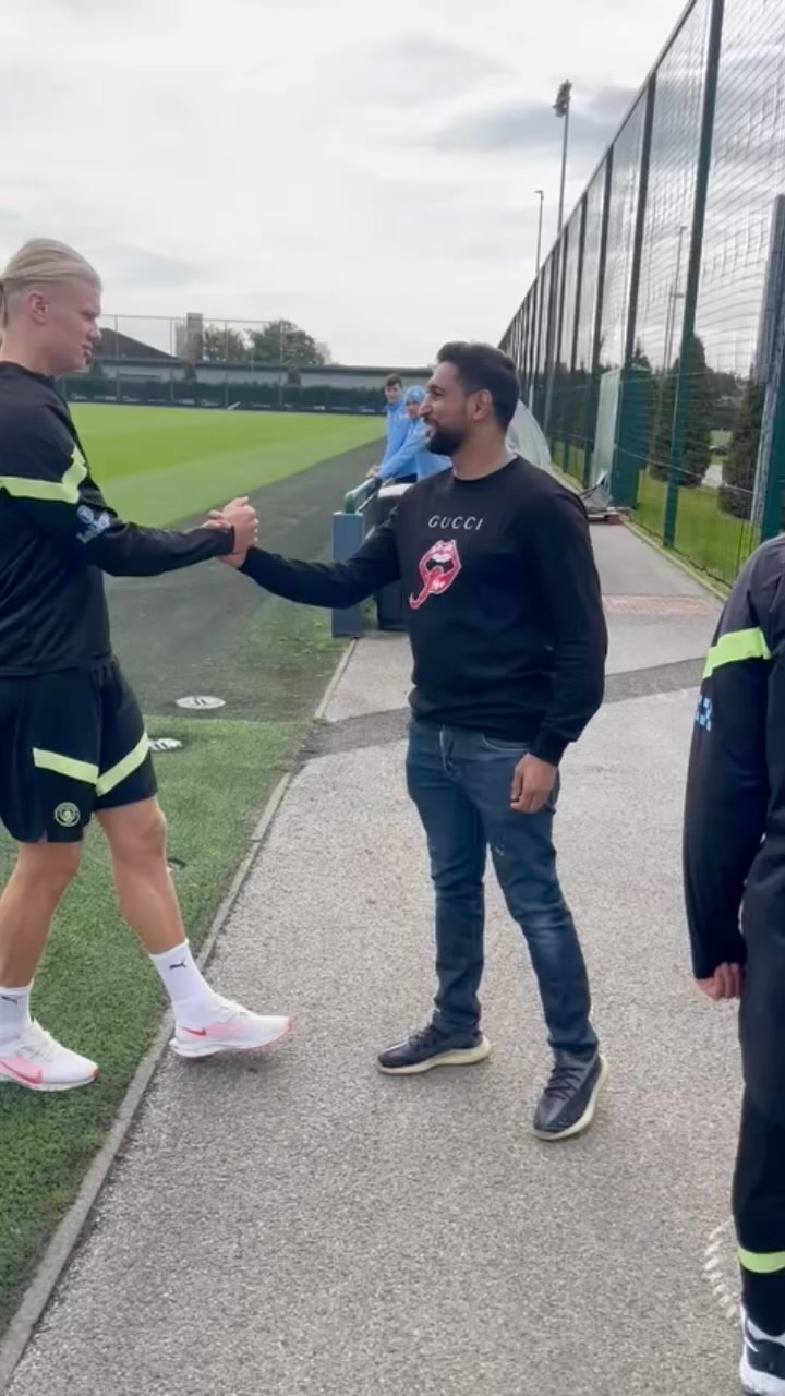 Amir Khan meets Erling Haland, Jack Grealish and the Man City squad during training weeks following Fergie's encounter at Old Trafford