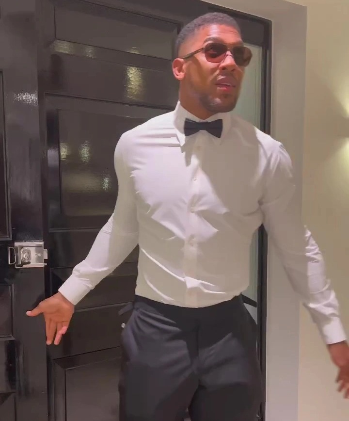 Anthony Joshua, a heavyweight star, looks sharp in a slick suit at the Best of Africa Awards with his pals