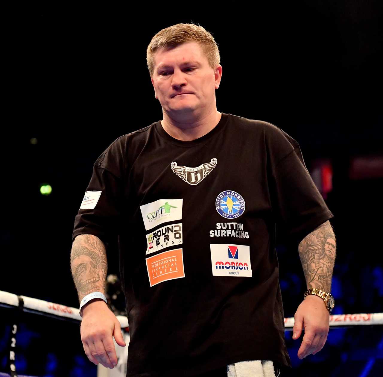 Ricky Hatton leaves fans stunned while showing off extreme weight loss… but everyone is talking about his tiny jeans