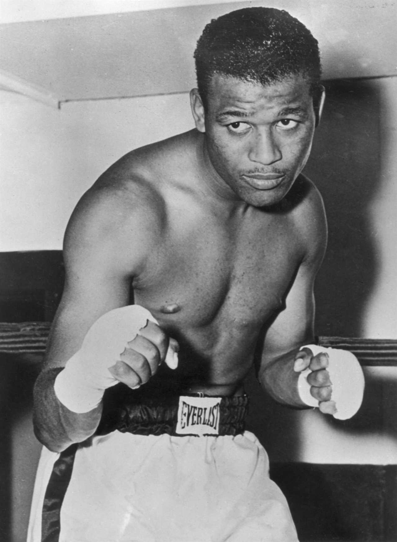 The top ten boxers with the longest winning streaks include Julio Cesar Chavez and Roberto Duran, as well as Floyd Mayweather Jr.