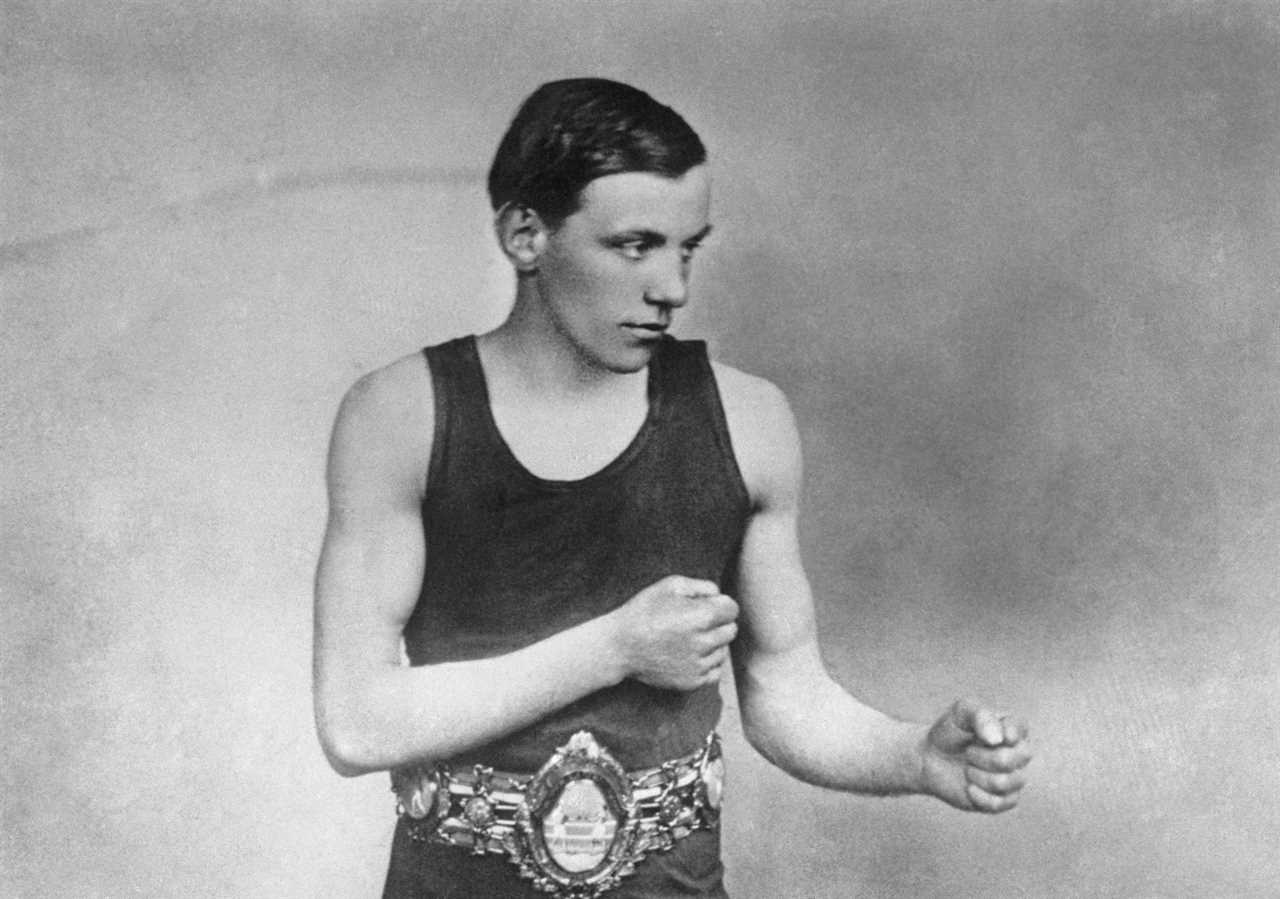 Ten boxers have the longest winning streaks in history, including Roberto Duran, Julio Cesar Chavez and Floyd Mayweather Jr.