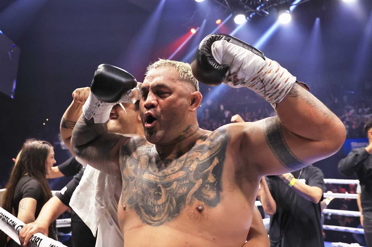 In a shocking upset, Sonny Bill Williams is brutally knocked out by Mark Hunt, 48.