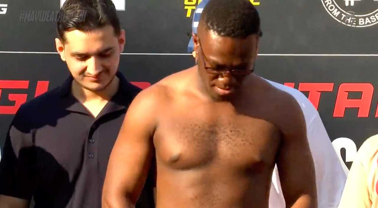 You can see Floyd Mayweather weighing in at over 1 STONE less than YouTuber Deji before the exhibition fight in Dubai