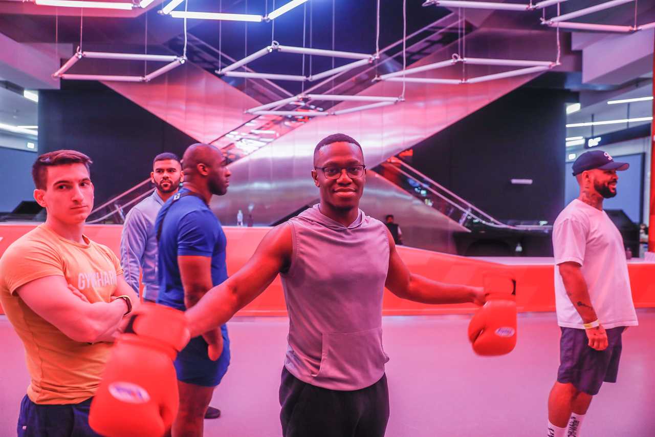 Deji and Floyd Mayweather row over the size of their boxing gloves in preparation for an exhibition fight, according to a YouTuber star.