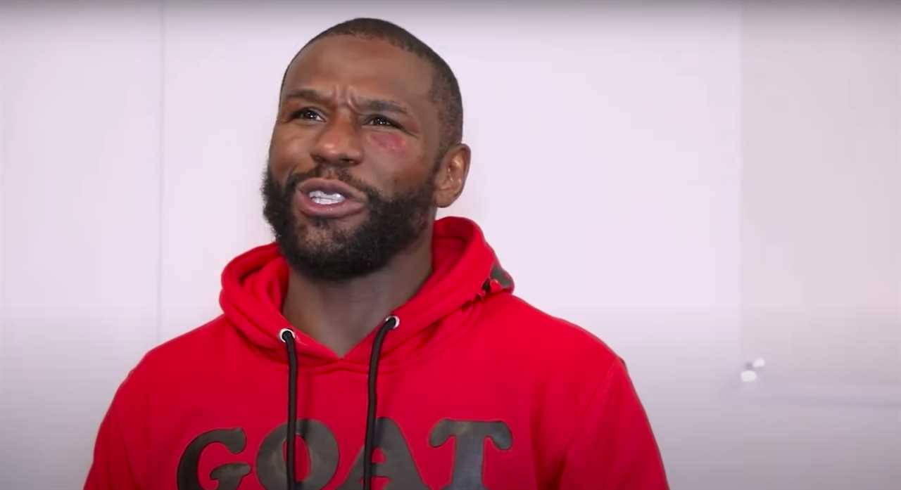 Watch Floyd Mayweather's funny reaction to a 'blackeye' during an exhibition fight with YouTuber star Deji