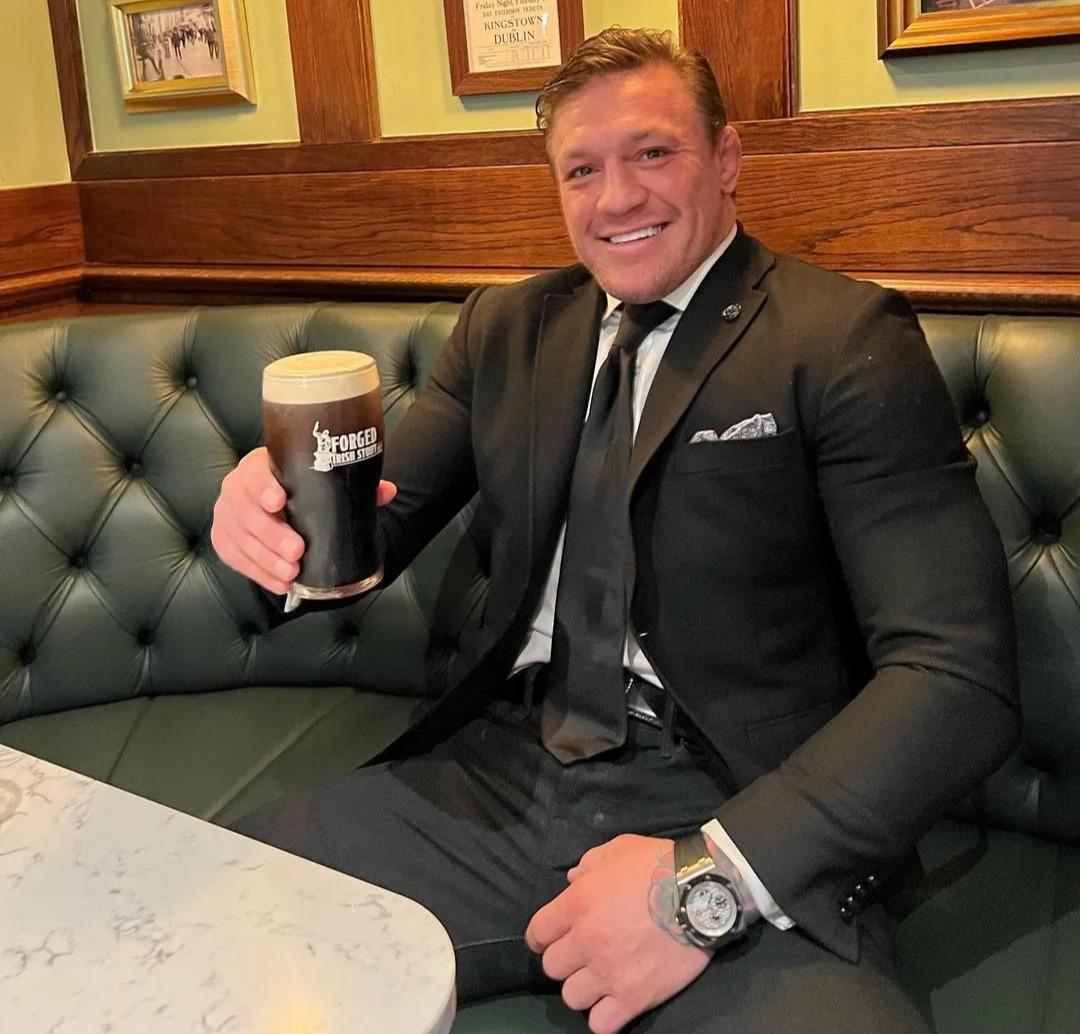 Conor McGregor is completely unrecognizable without a beard. UFC star shows off luxury watch, parties with shots and makes it difficult to recognize him.