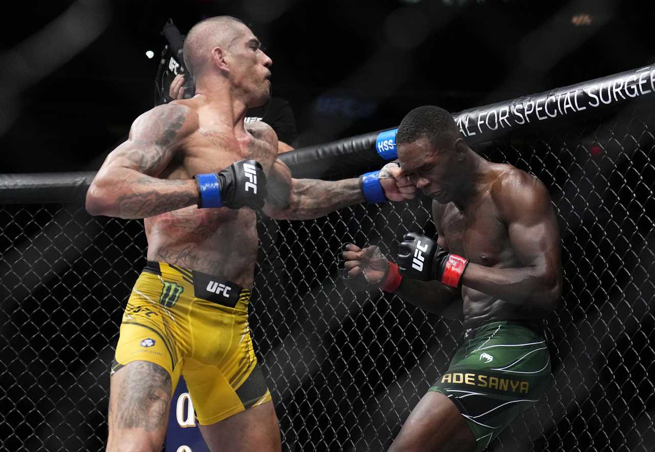 Israel Adesanya was lucky to be able to intervene in the UFC title fight against Alex Pereira..