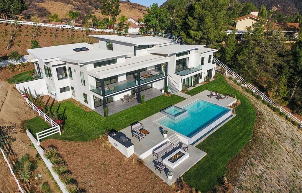 Joe Rogan, UFC legend, owns a luxurious PS4m home with a wine cellar and sweeping views.