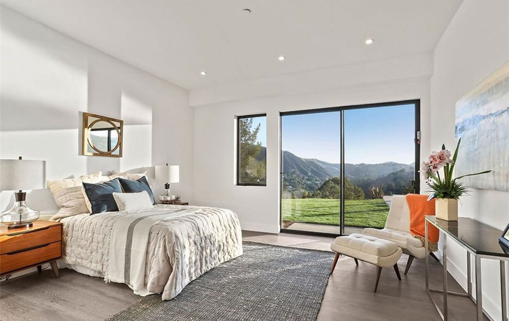 Joe Rogan, UFC legend, owns a luxurious PS4m home with a wine cellar and sweeping views.