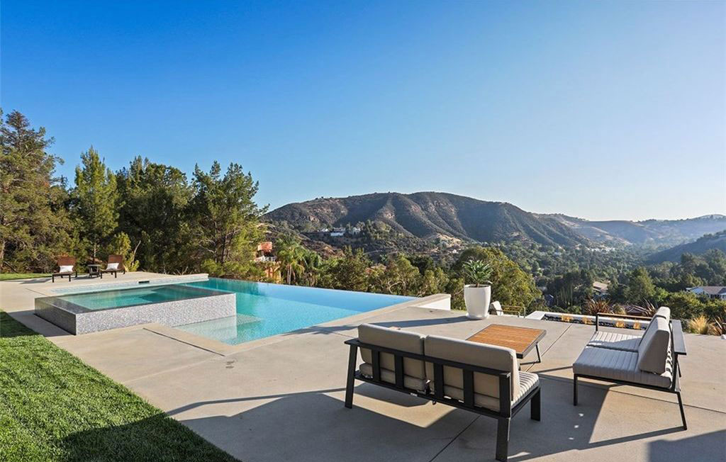 Joe Rogan, UFC legend, owns a luxurious PS4m home with a wine cellar and sweeping views.