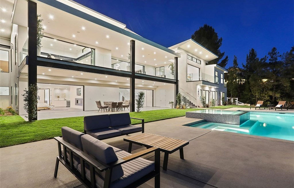Joe Rogan, UFC legend, owns a luxurious PS4m home with a wine cellar and sweeping views.