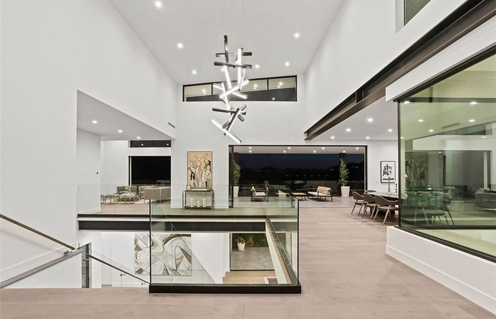 Joe Rogan, UFC legend, owns a luxurious PS4m home with a wine cellar and sweeping views.