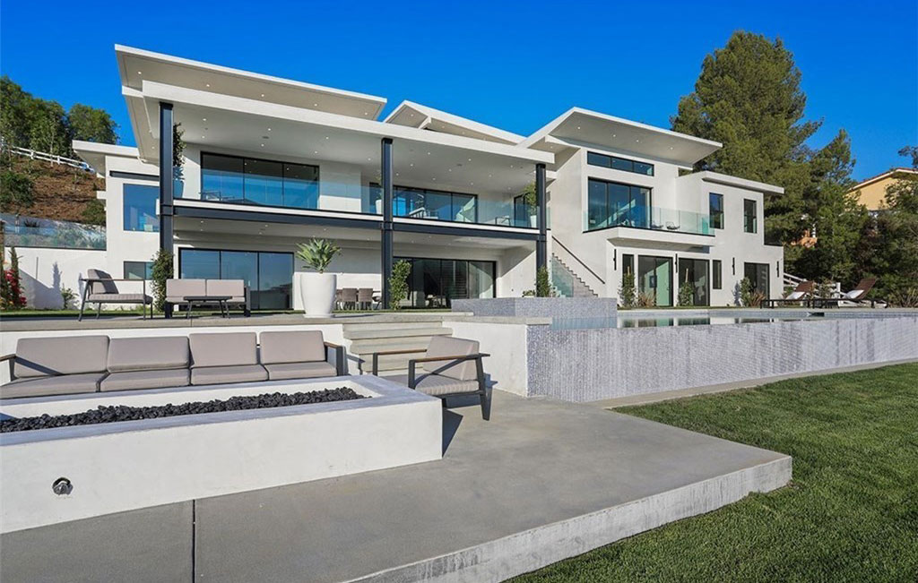Joe Rogan, UFC legend, owns a luxurious PS4m home with a wine cellar and sweeping views.