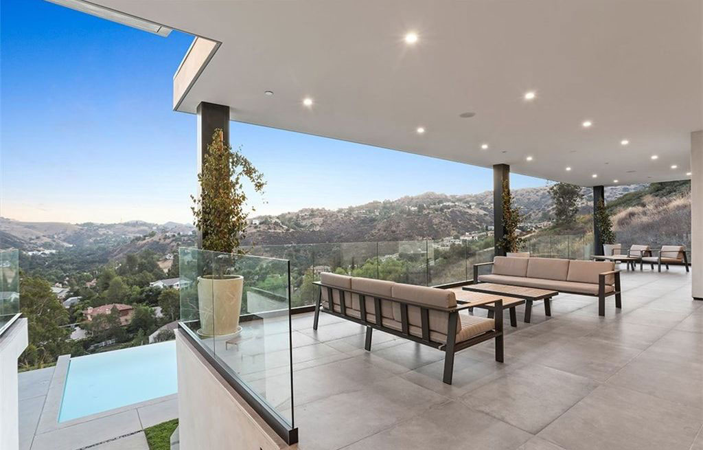 Joe Rogan, UFC legend, owns a luxurious PS4m home with a wine cellar and sweeping views.
