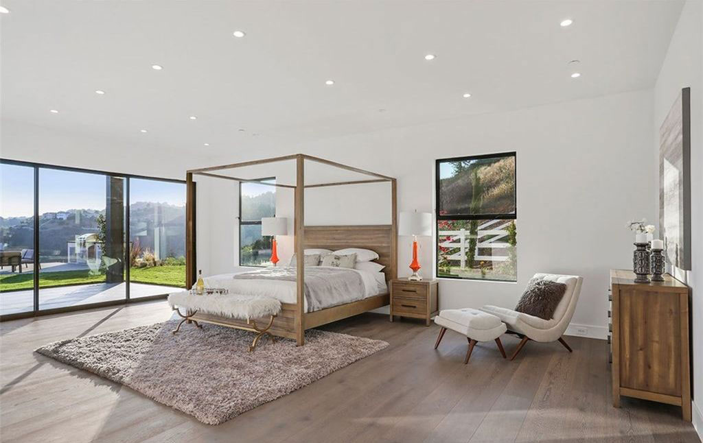 Joe Rogan, UFC legend, owns a luxurious PS4m home with a wine cellar and sweeping views.