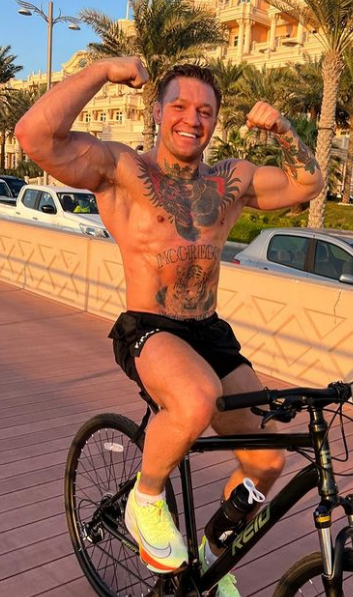 Conor McGregor's incredible transformation of body shows that he can be compared to Bruce Lee and Arnold Schwarzenegger.