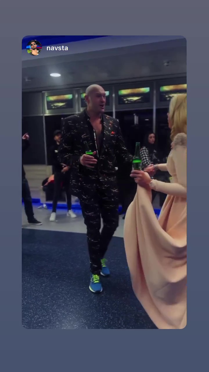 After beating Derek Chisora, watch Tyson Fury and his wife Paris dance while he holds a beer in the dressing room.
