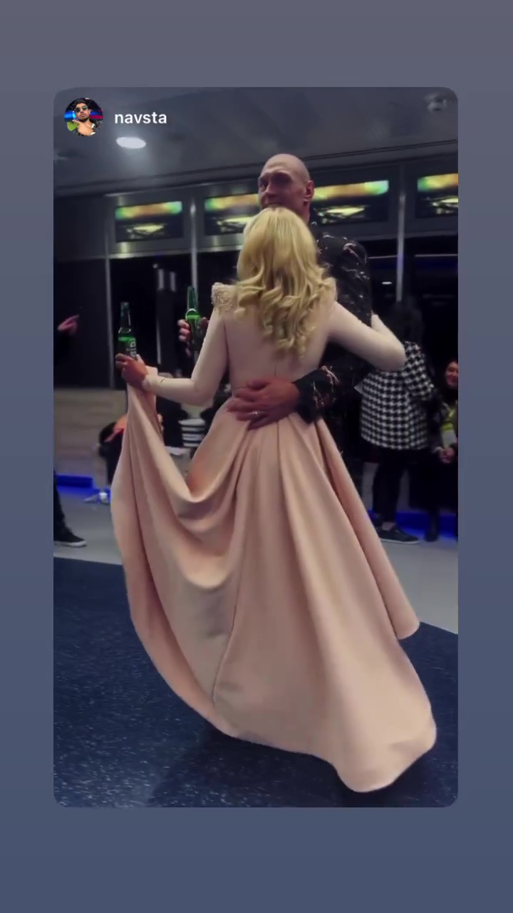 After beating Derek Chisora, watch Tyson Fury and his wife Paris dance while he holds a beer in the dressing room.