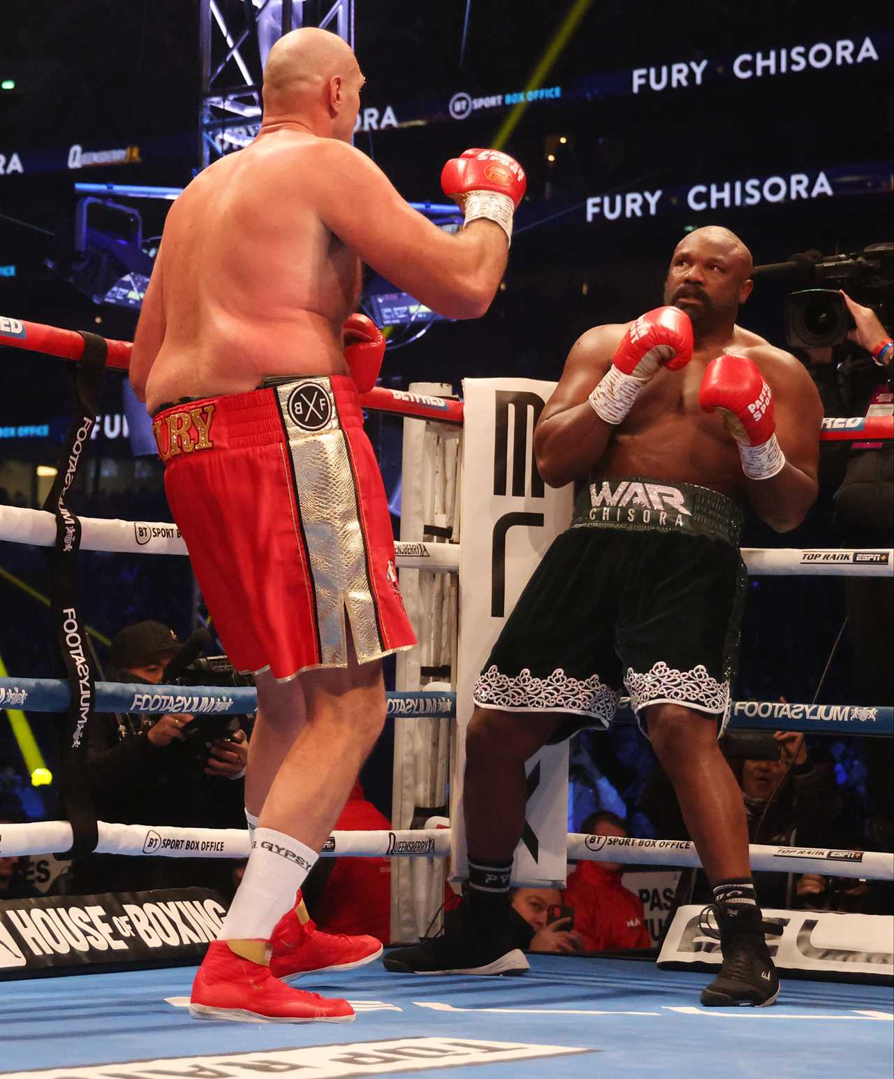 Tyson Fury FINDS Derek Chisora in the tenth round, to set up Oleksandr Usyk's world title unification fight