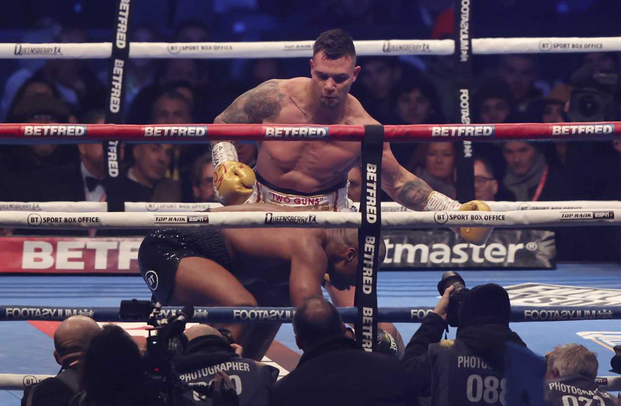Daniel Dubois fans claim that the fight is 'fixed' because the first round ends 12 second early after he has been knocked down THREE more times.