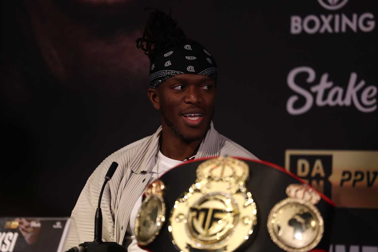 Watch KSI make an awkward grin as he faces off against NOBODY following Dillon Danis' non-show at the press conference