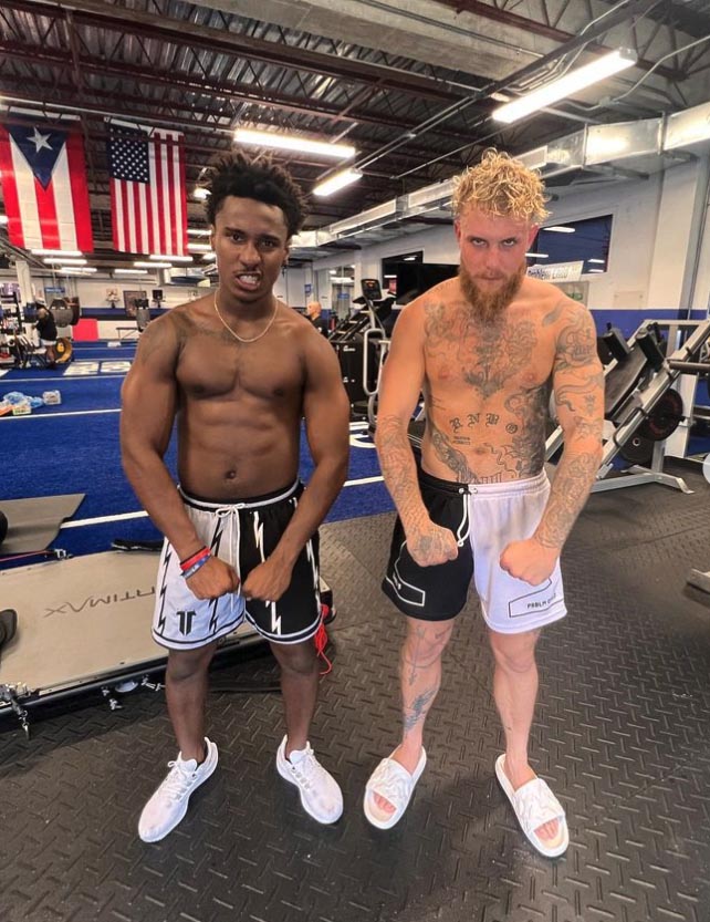 Jake Paul sparring with YouTuber... former world champion claims that a tell-tale sign indicates that he took a dive.