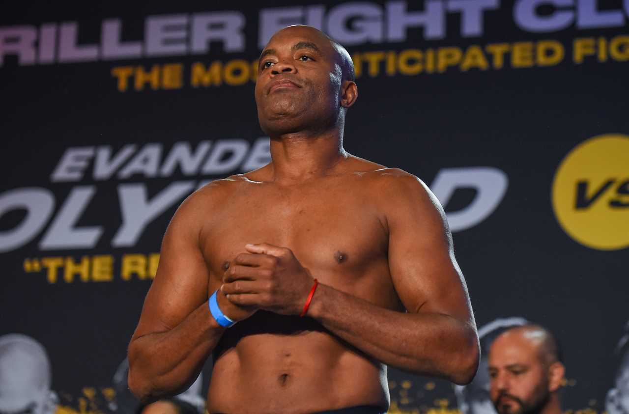 Anderson Silva's 22-year-old son Kalyl wins his professional boxing debut with KO. The UFC legend dad is a proud father.