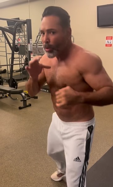 Oscar De La Hoya, 49, stuns fans as he participates in Christmas Day sparring sessions
