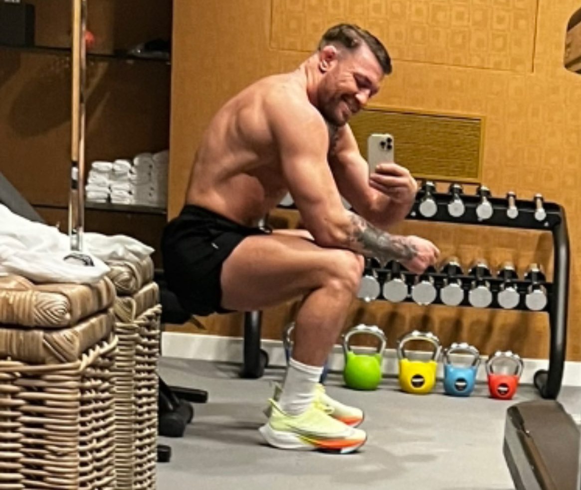 UFC fans agree with Conor McGregor's slut physique.