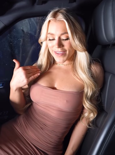 Elle Brooke, a model and boxer for OnlyFans, suffers from a wardrobe malfunction that stuns her fans with racy posts