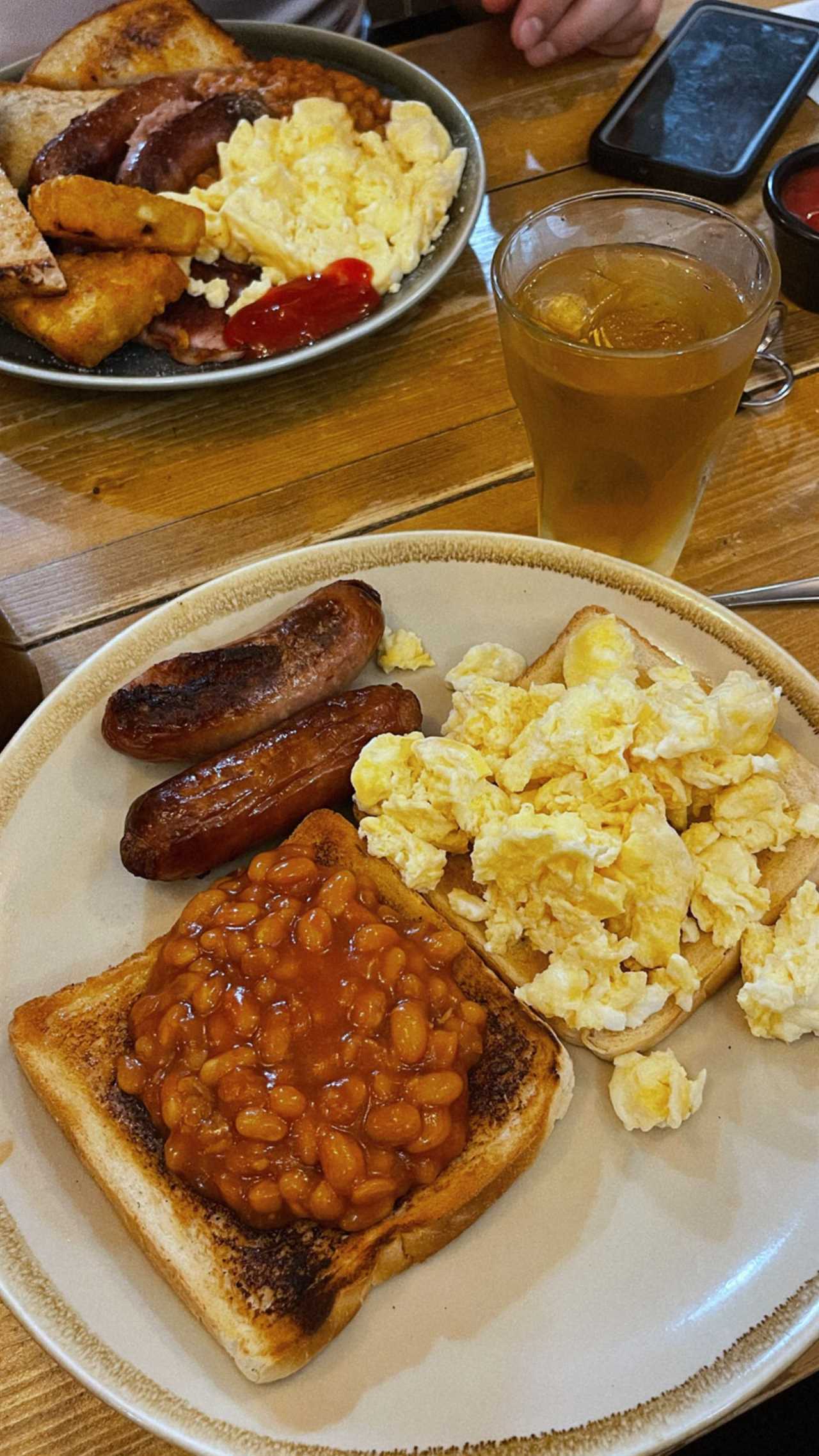 Tommy enjoyed a nice fry-up with Molly-Mae after the race