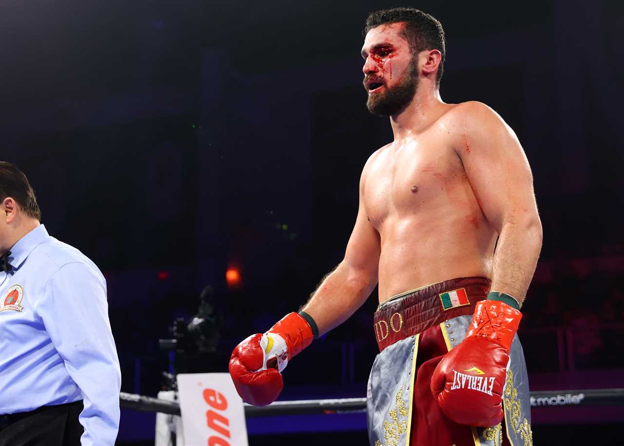 After suffering a horror cut, Boxer Guido Vianello was left bloody and covered in blood. He had previously broken the unbeaten boxer record.
