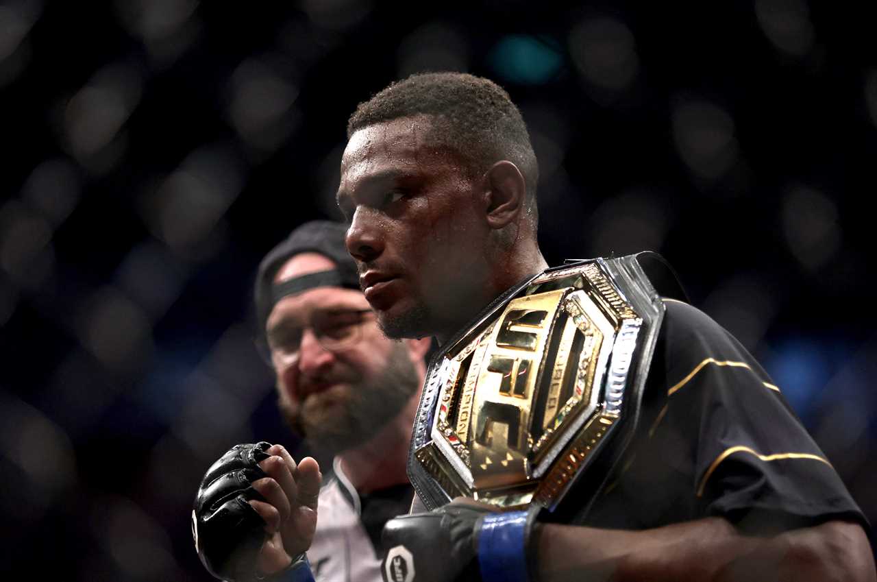 After beating Glover Teixeira, Jamahal Hill was crowned UFC 283's light heavyweight champion. This forced his rival to retire.