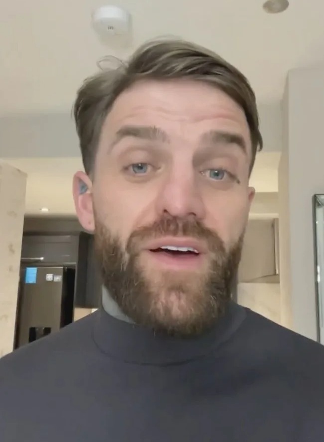 Aaron Chalmers calls for Floyd Mayweather to be matched in 4oz gloves.