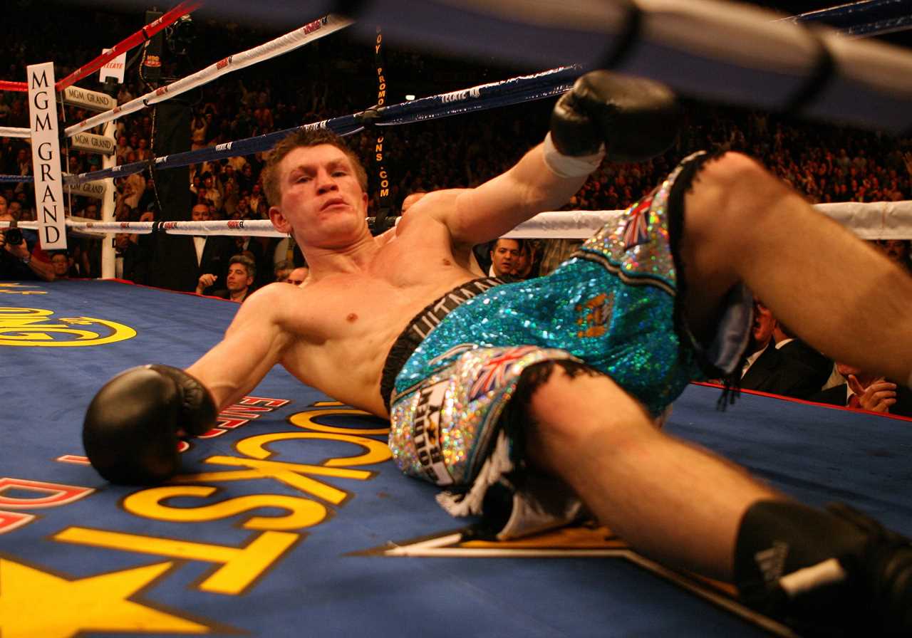 Ricky Hatton felt cheated after Floyd Mayweather's defeat in 2007. He'smelt like a rat in referee Joe Cortez